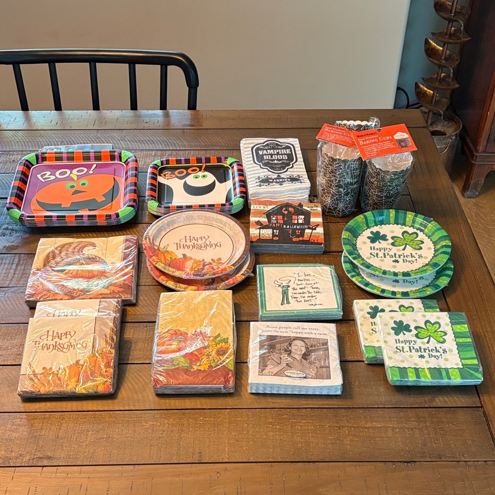 Holiday Paper Plates, Napkins & Baking Cups Set